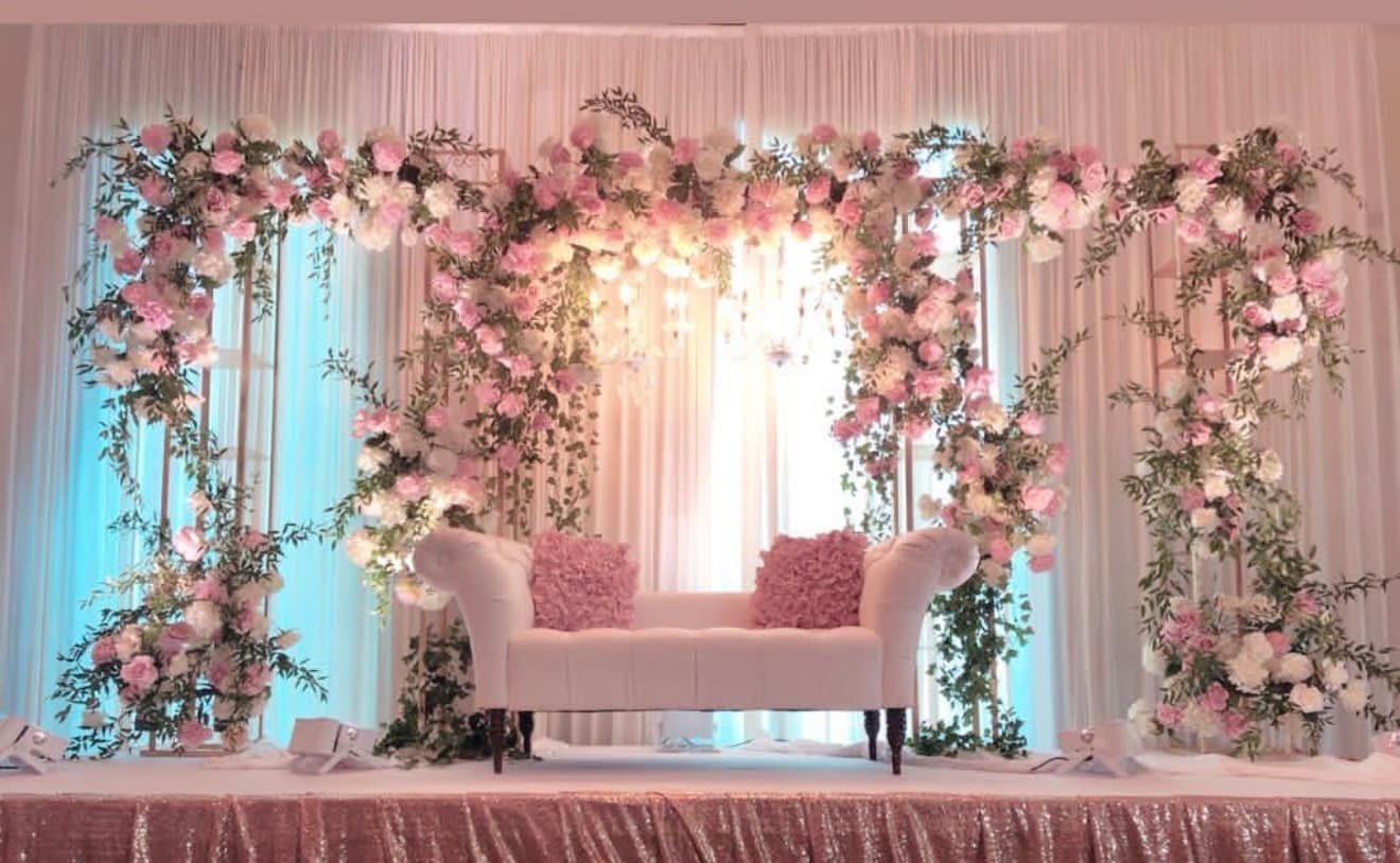 Joyous wedding style with floral decorations